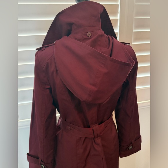 🍷 London Fog Burgundy Trench Coat with Hood – Women’s PM (Petite Medium) - Picture 5 of 6